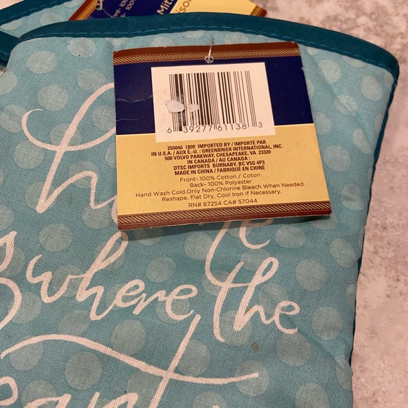 Pair of oven mitts Christmas Home is Where the Heart Is. - Picture 4 of 4